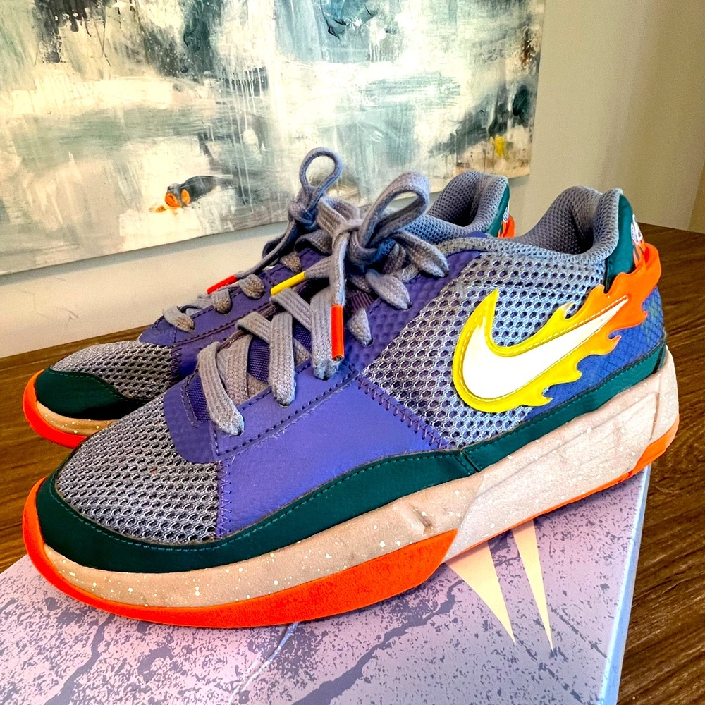 Nike sneaker size 6.5 Y